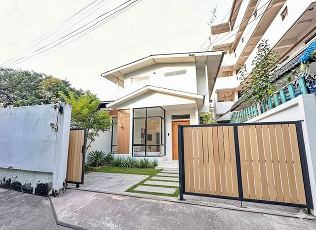 รร.นานาชาติเบิร์คลีย์ 1.8 กม. 3 นอน 2 น้ำ ตลาดอุดมสุข 300 ม. ทางด่วนสุขุมวิท60-68  BTSอุดมสุข 500ม. ให้เช่าบ้านเดี่ยว 2 ชั้น  52ตร.วา.