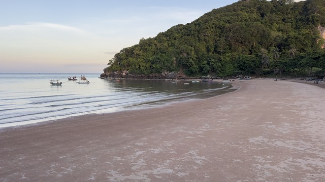 ใกล้ปีใหม่ดูทรัพย์มีมูลค่า  ขายที่ดินใกล้หาดบางเบิด ติดถนนทางหลวง ใกล้หาด1 กม. +ขนาดที่ดิน 50-1-18 ไร่ โฉนดครุฑแดง พร้อมโอน ไร่ล่ะ 8 แสน