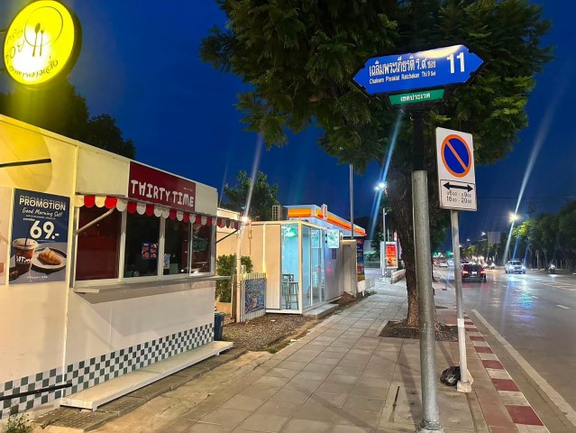 เซ้งร้านอาหาร ถนนเฉลิมพระเกียรติ ร.9 ประเวศ มีที่จอดรถ ติดปั๊มน้ำมัน พื้นที่รวม 200 ตรว.