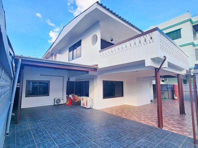 ใจกลางรัชดา ห้วยขวาง ให้เช่าคฤหาสน์หรู2 ชั้น  3–4นอน แอร์ครบทุกห้อง เฟอร์พร้อมเจรจาได้ MRTห้วยขวาง 699 ม.7-Eleven เพียง 20