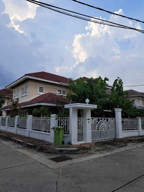 ขายบ้านเดี่ยว 2 ชั้น หลังมุม 75 ตร.ว. 4 ห้องนอน โครงการหมู่บ้านยิ่งรวยนิเวศน์ ซอยถนนประชาชื่น เลียบคลองประปา ใกล้รถไฟฟ้าสายสีชมพู