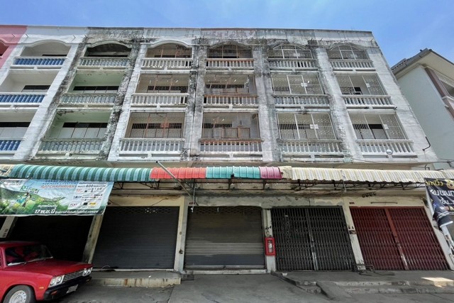 ขายอาคารพาณิชย์ 4.5 ชั้น  อยู่ติดถนนบางกรวย-ไทรน้อย จังหวัดนนทบุรี