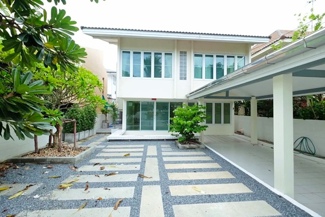 ARL หัวหมาก 1.6กม. ให้เช่าบ้านเดี่ยว 2 ชั้น พัฒนาการ70-76 MRTคลองกลันตัน 1.3กม. พื้นที่สวนกว้าง 100 ตร.วา.300 ตร.ม. 3นอน 2น้ำ