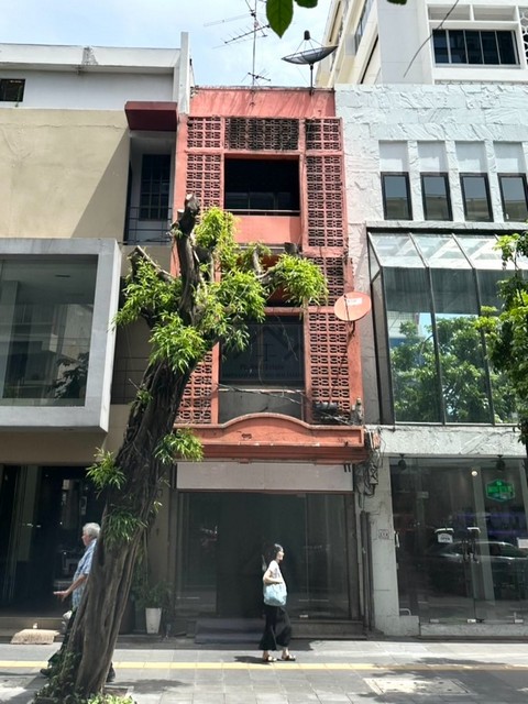 ให้เช่าอาคาร 3 ชั้น 1 คูหา ติดหน้าถนนเมน สุขุมวิท ใกล้ Emquatier 500 เมตร ใกล้  BTS พร้อมพงษ์ ทำเลดีมาก แหล่งอาศัยของชาวต่างชาติ