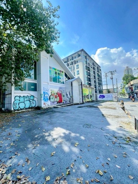 BTS ทองหล่อ อาคาร 2 ชั้น ให้เช่า 10นอน ซอยทองหล่อ 16-24  4 น้ำ รร.นานาชาติ เวลส์ 1.6 กม.1000 ตร.ม. สำหรับคลินิก และธุรกิจพรีเมียม