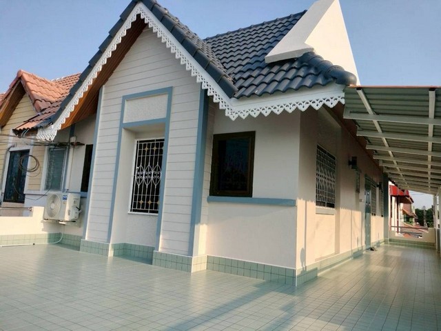 ขายทาวน์เฮ้าส์ 2 ชั้นหลังริม ม.แฟมิลี่แลนด์ทาวน์เฮ้าส์ 2 ชั้นหลังริม มีเทอเรส อยู่ถนนเส้นเมนหลัก หน้าบ้านติดสวน