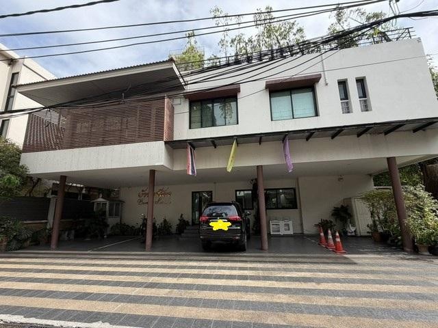 HR 10535 ให้เช่าบ้านหรูใจกลางสุขุมวิท 220 ตรม. 3 ห้องนอน สุขุมวิท 24  ใกล้ BTS พร้อมพงษ์