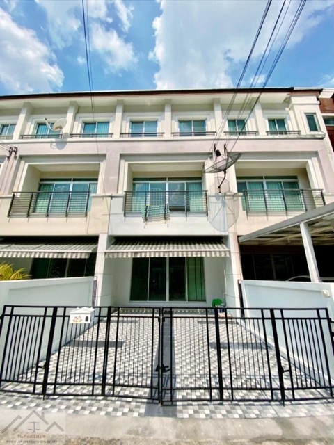 ขายทาวน์โฮม 3 ชั้น 22 ตร.ว. บ้านกลางเมือง เออร์บาเนี่ยน พระราม 9 - วงแหวน เชื่อมต่อ ทางด่วน พระราม 9 ใกล้ MRT ศรีกรีฑา