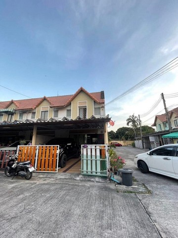 ขายด่วนมาก!! ทาวน์เฮาส์ 2 ชั้น ห้องริม หมู่บ้านแฟมิลี่แลนด์ ต.นาป่า อ.เมือง จ.ชลบุรี