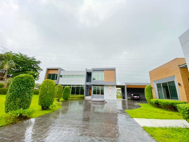 เช่าคฤหาสน์หรู 2 ชั้น 6นอน  รร.นานาชาติฮีทฟิลด์ 2 กม. MRTราษฎร์พัฒนา900ม. กว้าง  6 น้ำ 1ไร่ 202ตร.วา. ตลาดน้ำขวัญเรียม 1.6 กม.