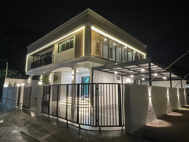 ขายบ้านเดี่ยวหลังมุม 66 ตรว. สไตล์ Modern Craftmanship นวมินทร์ 127 พร้อม Double Volume สูง 6 เมตร จอดรถ 6 คัน