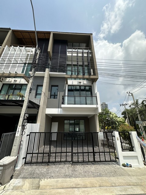 P2246 ให้เช่า ทาวน์โฮม 3 ชั้น โครงการ เบล็ส ทาวน์ สุขุมวิท 50 Bless Town Sukhumvit 50 ตกแต่งสวยพร้อมเข้าอยู่ เหมาะพักอาศัย