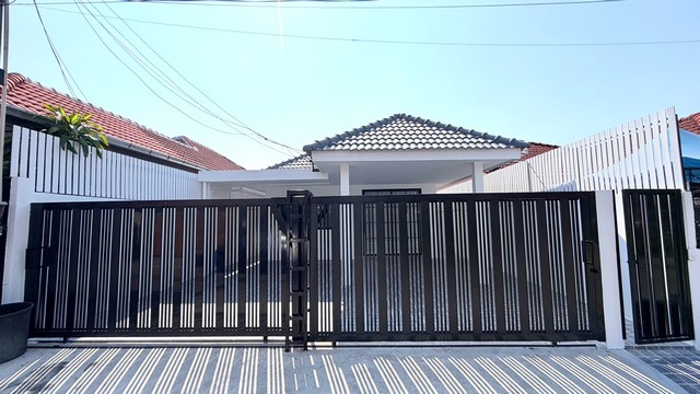 บ้านเดี่ยวชั้นเดียว พัทยา-เนินพลับหวาน 2.99 ล. ฟรีเฟอร์ฯ+บิ้วอินครบเซ็ต หิ้วกระเป๋าเข้าอยู่ได้เลย ต่อเติมเต็มพื้นที่ 35 ตรว. ทำเลดีมาก