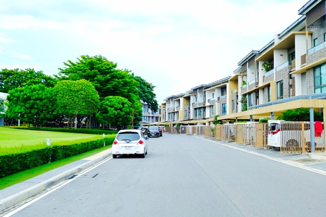 ทาวน์โฮมหรู 3 ชั้น 3 นอน 4 น้ำ  รร.เลิศหล้า เกษตรนวมินทร์ 1.8 กม. ใกล้ เซ็นทรัล อีสต์วิลล์ 900 ม. 200 ตร.ม.ตกแต่งบิ้วอิน พร้อมเฟอร์ฯครบ