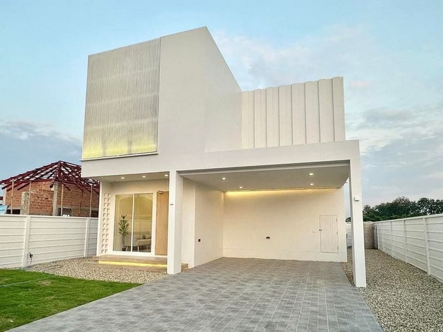 บ้านสร้างใหม่ สไตล์โมเดิร์นมินิมอล 2 ชั้น ทำเลดี น้ำไม่ท่วม สารภี