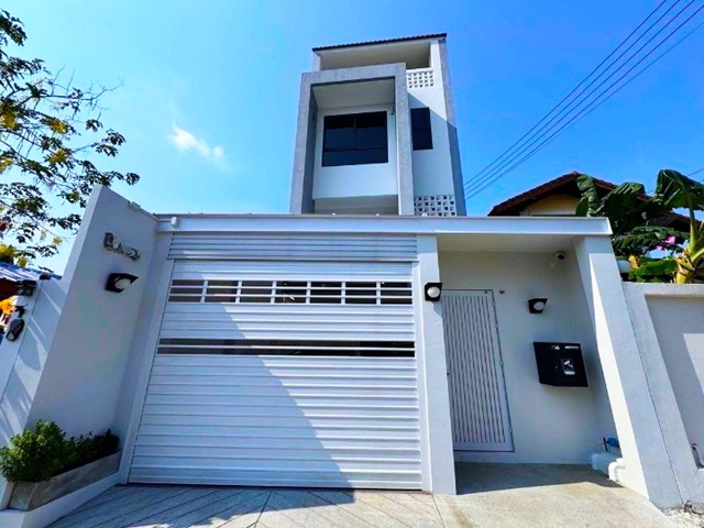 MRTโชคชัย4 400 ม.ลาดพร้าว 52-62 ให้เช่าบ้านเดี่ยว 3.5 ชั้น  402ตร.ม. 102ตร.วา.รร.นานาชาติออร์บ 1.5 กม. พร้อมเฟอร์ฯ เครื่องใช้ไฟฟ้า  3-5นอน