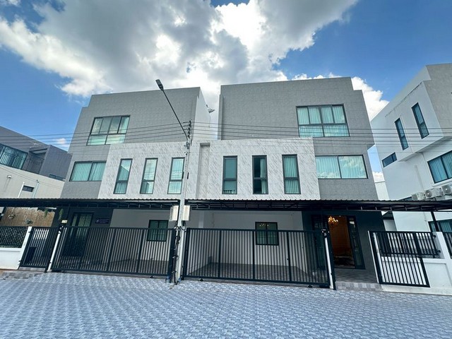 poovilla สวยจึ้งใกล้อมตะนครชลบุรีบ้านแฝดสามชั้นพร้อมสระ่ว่ายน้ำส่วนตัว หรูสไตล์ luxury