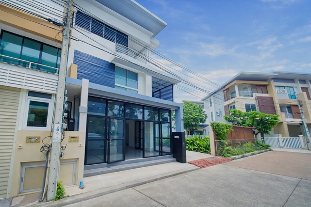 ทาวน์โฮม 3 ชั้นหลังมุม 3 นอน 4 น้ำ  MRTแจ้งวัฒนะ ปากเกร็ด28 500 ม. 38ตร.ว. 380ตร.ม.  ป.ป.ท. ใกล้เซ็นทรัล แจ้งวัฒนะ 550 ม.