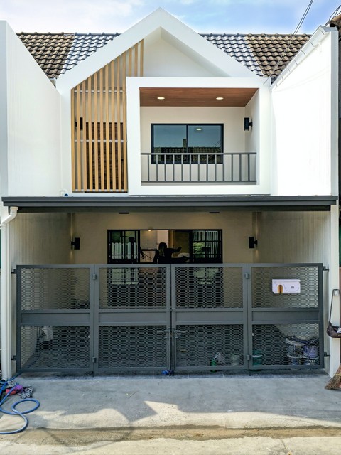 ขายทาวน์เฮ้าส์ 2 ชั้นรีโนเวทใหม่ 17 ตร.ว. หมู่บ้านราณี 2 ซอยลาดปลาเค้า 42 ใกล้เลียบด่วน