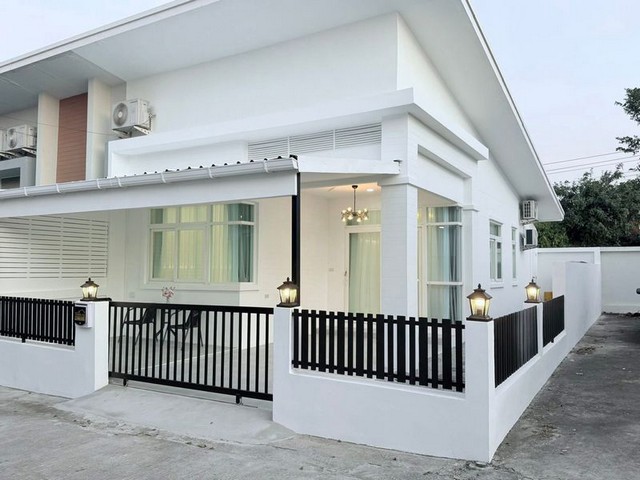 ขายถูก บ้านทาสน์เฮาส์ หลังมุม เนินพลับหวาน พัทยา เดินทางสะดวก TP-H1798