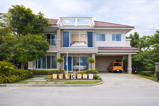 ร่มเกล้า สุวรรณภูมิ RIS ซอยมิสทีน มอเตอร์เวย์ ให้เช่าคฤหาสน์พลูวิลล่า 4นอน Sunroof รับแสงธรรมชาติ 3น้ำ วิวติดสระว่ายน้ำ  70ตร.ว.