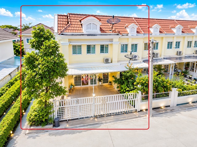 นวมินทร์ 161-165 เลียบด่วนรามอินทรา ทาวน์โฮม 2 ชั้น หลังมุม กว้าง 5.5 เมตร  3นอน นวลจันทร์54-58 2 น้ำ 32ตร.วา.380 ตร.ม. พร้อมเฟอร์ฯ