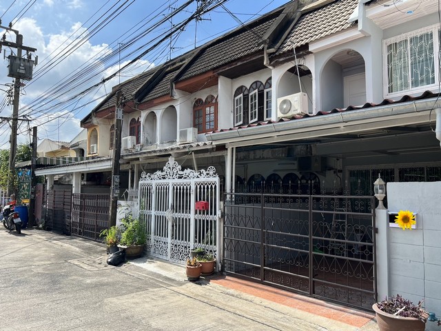 บ้านมือสอง สภาพดี ทาวน์เฮ้าส์2ชั้น 18ตรว. ซอยพัฒนาการ ใกล้แม็กซ์แวลู่Maxvalu