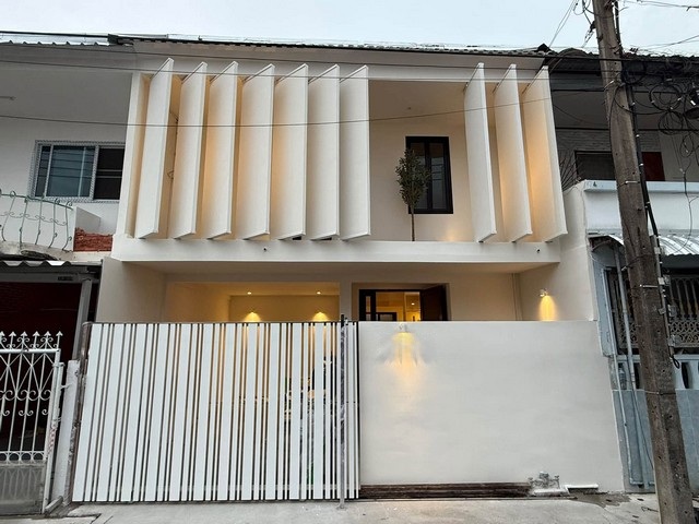 ขายทาวน์เฮ้าส์ ย่านลาดพร้าว 41 ซอยภาวนา สไตล์ Modern Minimal ใกล้รถไฟฟ้า MRT ภาวนา