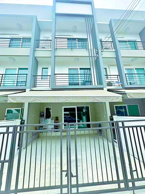 รร.นานาชาติราฟเฟิลส์อเมริกัน 2.5 กม. รพ.ปิยะมินทร์ 1.2 กม. ให้เช่าบ้านทาวน์โฮม 3 ชั้น 3 นอน 3 น้ำ เมกาบางนา  สวนหลวง ร.9 2.2 กม.