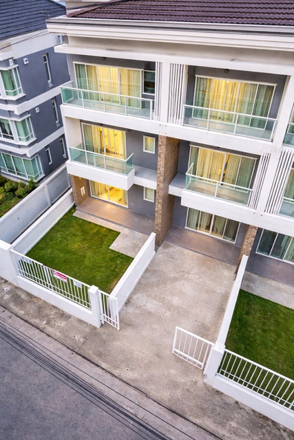 ถ.อ่อนนุช50-54ทาวน์โฮม 3 ชั้น 3 นอน 4 น้ำ  ใกล้ MRT ศรีนครินทร์38 1.2กม.สไตล์โมเดิร์น แต่งครบ 27ตร.ว. 320ตร.ม ซีคอนสแควร์ ศรีนครินทร์