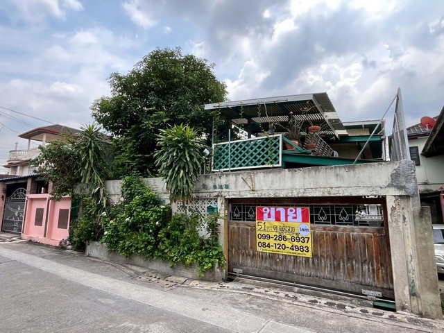 เสน่ห์บ้านไม้ในเมืองกรุง บ้านเดี่ยวดีไซน์หรู 2ชั้น 51 ตร.วาไม้เต็งทั้งหลัง  ซอยสิรินธร 2 แยก 13 ใกล้รถไฟฟ้าสายสีแดงสถานีบางบำหรุ