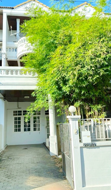 BTSรัชโยธิน 800 ม.ให้เช่าทาวน์โฮม 3 ชั้น  4นอน หรูมาก รัชดาภิเษก40-48 พร้อมเฟอร์ฯครบครัน 22ตร.วา. 264 ตร.ม.  3 น้ำ โฮมออฟฟิศ