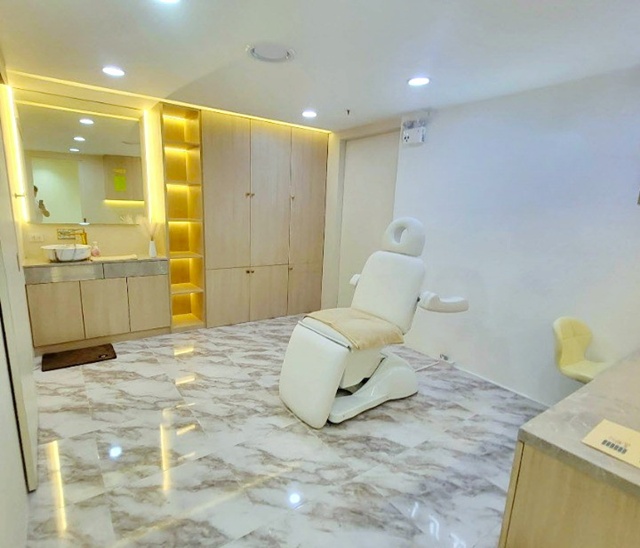 BTS อโศก 650 ม เซ้งขาดทุน คลีนิคความงาม ในห้าง  BTSนานา 400ม. คอนโดมิกซ์ยูส ออฟฟิศคอนโด .100 ตร.ม.ทำเลใจกลางสุขุมวิท