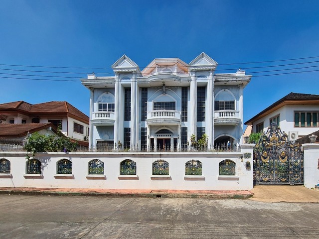 ขายด่วน บ้านเดี่ยว 3 ชั้น 215 ตร.ว. หมู่บ้าน ป.ธนานิเวศน์ ถนนเสนานิคม 1 ซอย 28 ใกล้ BTS เสนานิคม ม.เกษตร