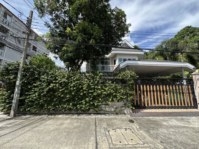 ขายบ้านเดี่ยวหลังใหญ่ บนทำเลทอง บางนา - แบริ่ง  เหมาะทั้งอยู่อาศัยระยะยาว หรือเป็นบ้านครอบครัวขนาดใหญ่