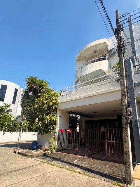 ให้เช่าทาวน์โฮม 5 ชั้น 4 ห้องนอน ซอย ลาซาล 77 ย่านบางนา รีโนเวทใหม่ แต่งสวยสไตล์ Modern Classic ใกล้นานาชาติ Bangkok Pattana