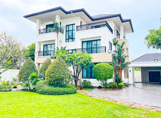 ราชภัฏจันทรเกษม 950 ม. คฤหาสน์ ครึ่งไร่ บ้านเดี่ยว 3 ชั้น 4-6นอน MRT รัชดาภิเษก 850ม.  4 น้ำ 210 ตรว. 450 ตรม.