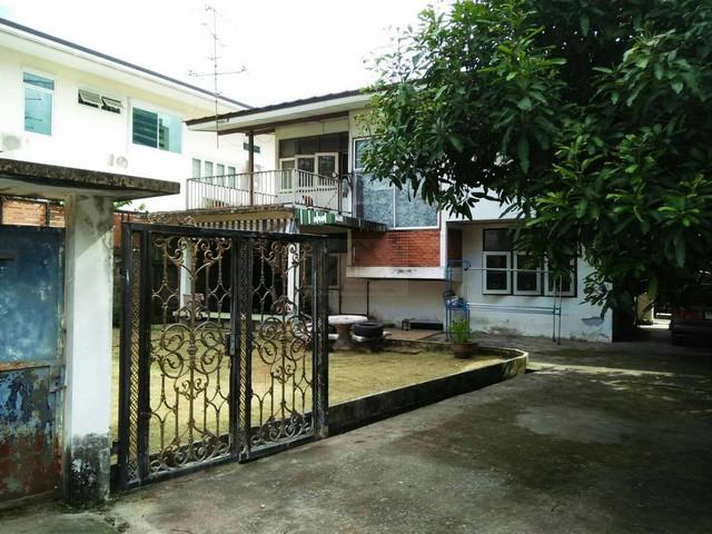 ขายที่ดิน 107 ตร.ว. พร้อมบ้านเดี่ยว 2 ชั้น ซอยรัชดาภิเษก 32 ใกล้ BTS ลาดพร้าว