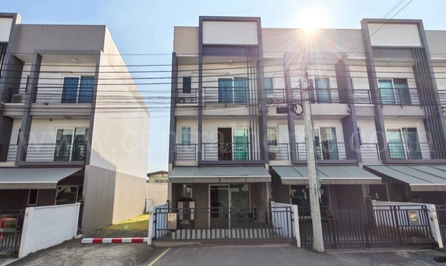 ทาวน์โฮม 3 ชั้น บ้านกลางเมือง สวนหลวง หลังริม ราคาถูกที่สุดในโครงการ