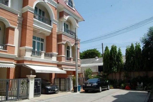 ขายทาวน์โฮมหลังริม Casa City 1 สุคนธสวัสดิ์ 3 ชั้นครึ่ง 29.7 ตร.ว. 3 นอน 4 น้ำ ใกล้สวนหมู่บ้าน ราคา 5.5 ล้านบาท