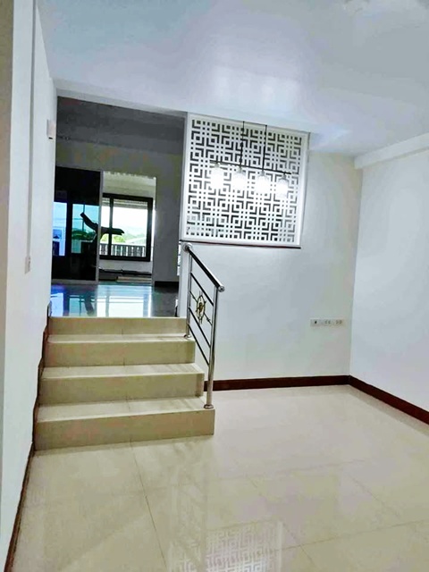 ให้เช่าทาวน์โฮม 3 ชั้น พร้อม3แอร์ 24 ตร.วา. 304 ตร.ม. รร.นานาชาติคินเคด 2 2.0 กม.4 นอน MRTศรีนครินทร์ 38 900ม.