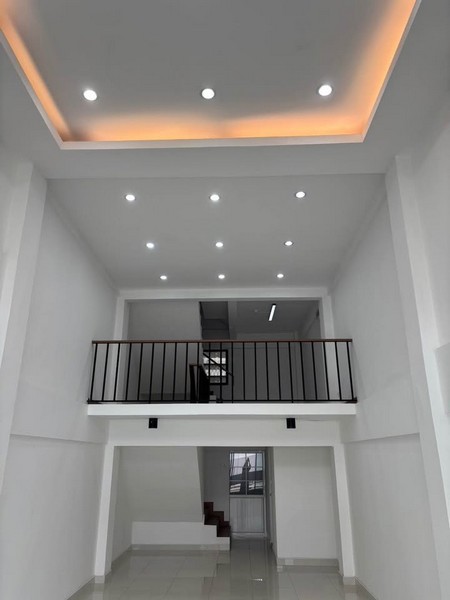 ขายตึกแถว 4 ชั้น ติดถนนอ่อนนุช ปากซอยอ่อนนุช 47 พร้อมเข้าอยู่ทันที 3 ห้องนอน 3 ห้องน้ำ