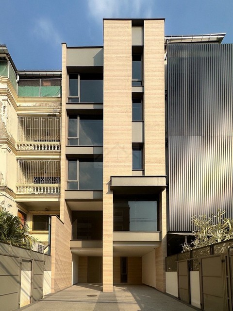 ขายโฮมออฟฟิศ 4.5 ชั้น 536 ตรม. สุขุมวิท 71 ซอยปรีดี 14 รีโนเวทใหม่ทั้งหลัง มีลิฟต์และระบบ Smart Home ใกล้เอกมัย ทองหล่อ