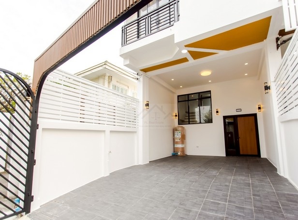 ขายทาวน์โฮม 3 ชั้นรีโนเวทใหม่ ย่านเลียบด่วน 4 ห้องนอน ประดิษฐ์มนูธรรม 10 ซอยร่วมน้ำใจ 3 ติดทางด่วน 100 เมตร