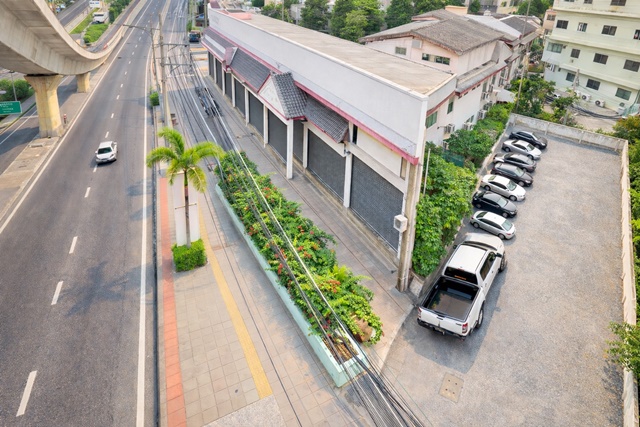 ที่ดินพร้อมอาคาร 3ชั้น 5นอน 4น้ำ  สุขุมวิท83 BTSปากน้ำ  ใกล้ BTS ศรีนครินทร์ 500 ม. และหอชมเมืองสมุทรปราการ 1ไร่ 1000 ตร.ม.