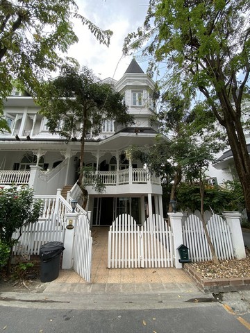 ขายทาวน์โฮมหลังใหญ่สไตล์ยุโรป 4 ชั้นหลังมุม 51.5 ตรว. แฟนตาเซีย วิลล่า 2 ริมถนนสุขุมวิท 107 ใกล้ BTS แบริ่ง ใกล้โรงเรียนนานาชาติบางกอกพัฒนา