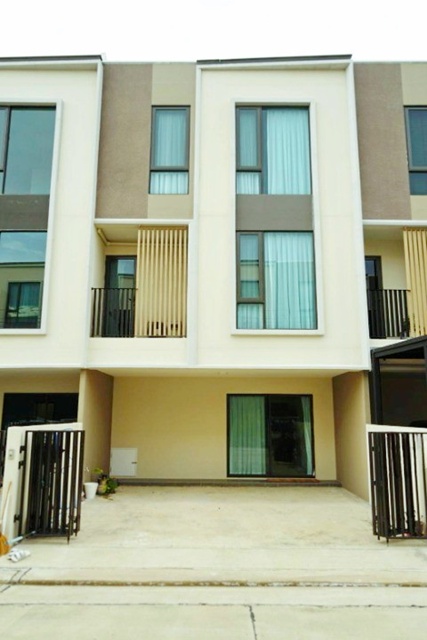 เฟอร์นิเจอร์ครบ  3นอน  MRT ศรีแบริ่ง 2.4 กม.ให้เช่าทาวน์เฮ้าส์ 3 ชั้น 20 ตร.ว. 240 ตร.ม.4 น้ำ