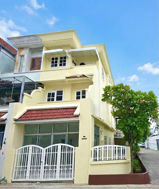 ถ.โชคชัย 4 ซอย 68-74  ทาวน์โฮม 3 ชั้น หลังมุม 4นอน 3น้ำ 36ตร.ว. 244 ตร.ม. MRT ลาดพร้าว 71 800 ม. ตลาดโชคชัย 4 700 ม.