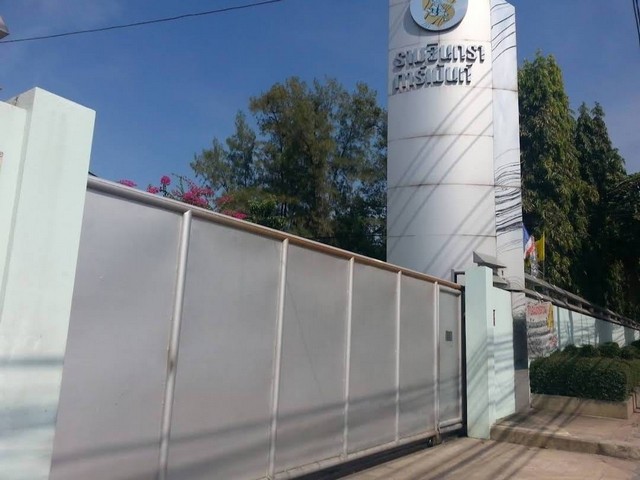 ให้เช่าอาคาร 2 ชั้น 4 ไร่ 3500 ตรม ติดถนนใหญ่รามอินทรา ใกล้สี่แยกมีนบุรี ** ติดรถไฟฟ้าสถานีเศรษบุตรบำเพ็ญ มี รง.4 เหมาะทำโรงงาน คลังสินค้า