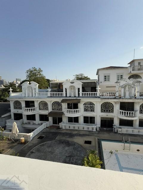 ให้เช่าทาวน์โฮม 4 ชั้น 250 ตร.ม. Leo Classic Place ซอยสุขุมวิท 49 ใกล้ รพ.สมิติเวช